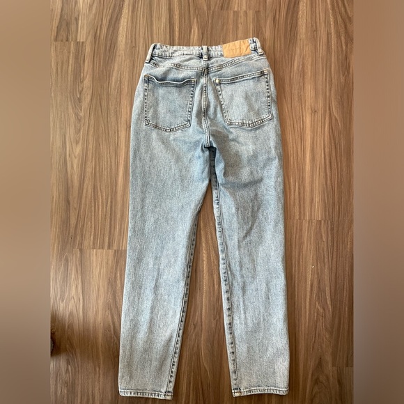 H&M Women’s Blue Ultra High Rise Mom Jeans Classic Style size 6 - Picture 3 of 8